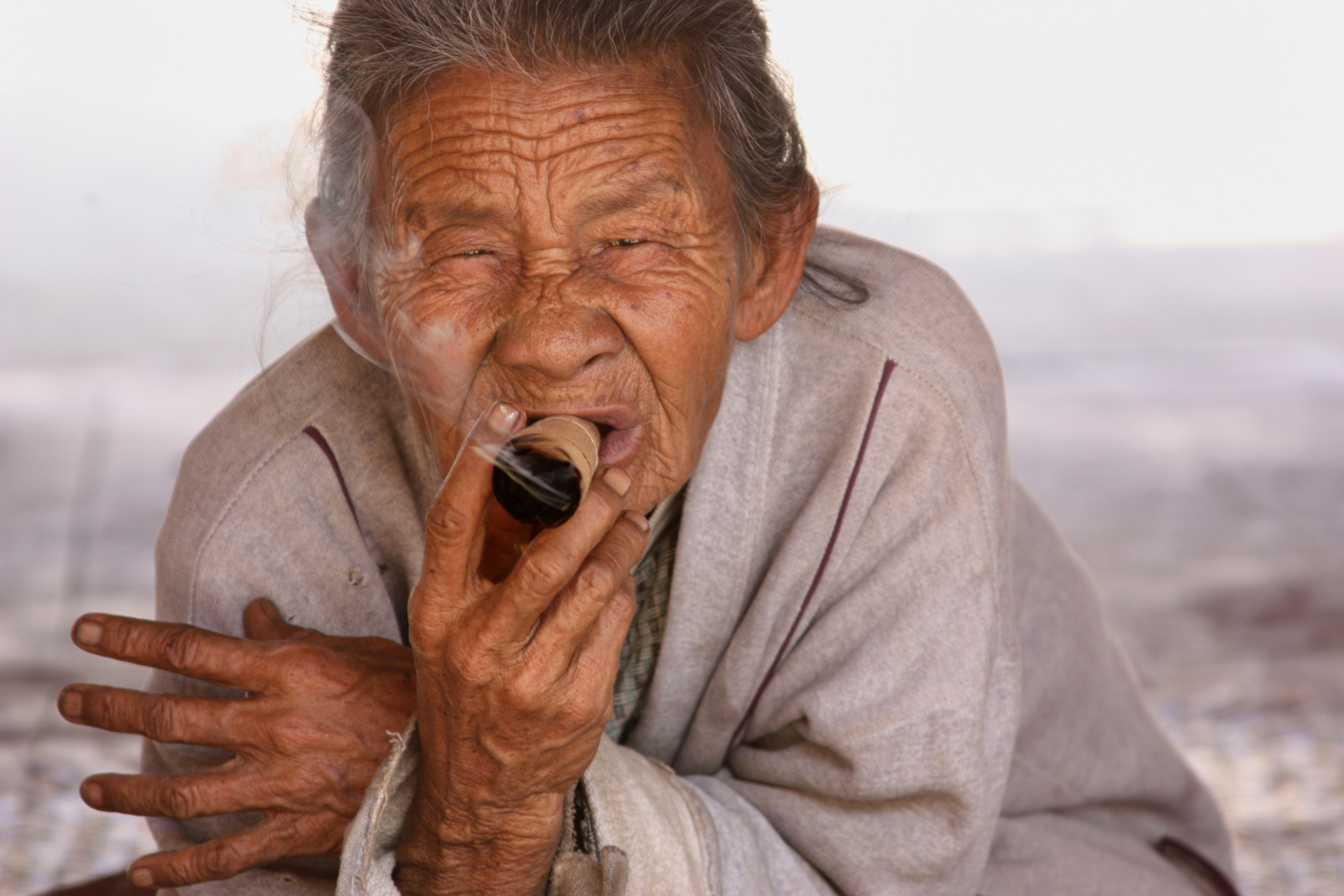 Faces of Myanmar : the art of smoking Cheeroots